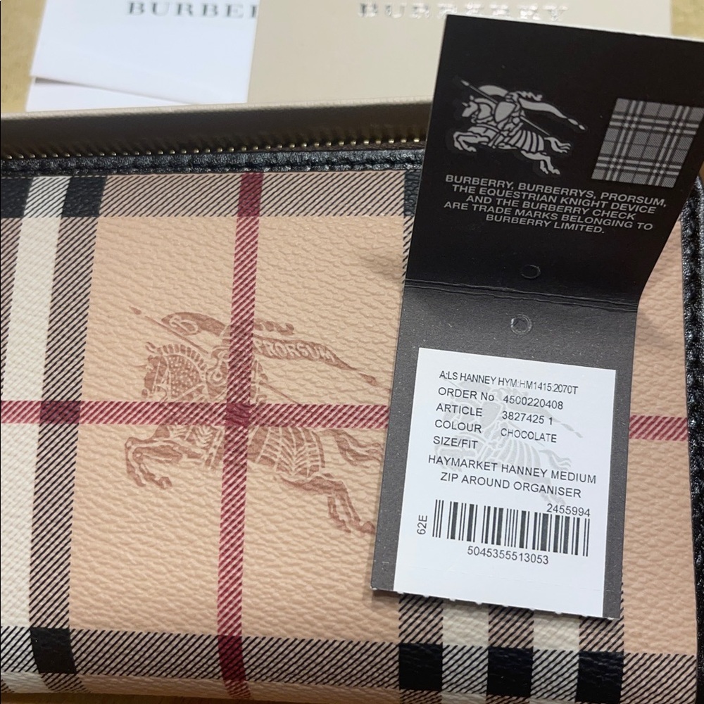 Burberry - Brand new medium zip around wallet organizer - Picture 8 of 9